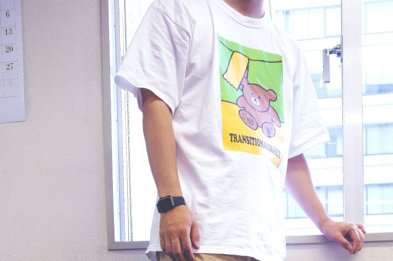 Tシャツを着た作者